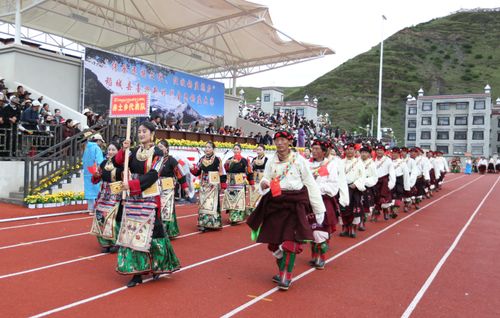 四川稻城县举办 传承民族文化 绽放锅庄魅力 喜迎新时代全民锅庄大赛